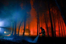 Les pompiers combattent le feu dans la forêt des Landes, le 14 août 2026