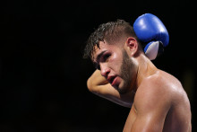 Prichard Colón se tenant l'arrière du crâne, lors de son match contre Terrel Williams