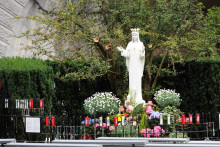Statue à l'emplacement où la Vierge Marie serait apparue à des enfants à Beauraing, en Belgique, en 1932, au pied d'une aubépine. 