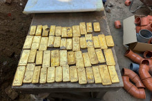 Des lingots d'or retrouvés par des ouvriers belges, photographiés lors de leur remise à la police locale