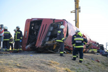 Le bus a fini dans un fossé en Hongrie, au moins 11 personnes sont mortes.