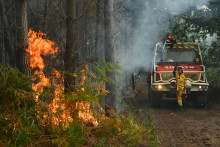Les pompiers luttent toujours contre les flammes à Luglon dans les Landes ce dimanche 16 août.
