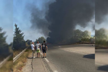 L'avion Cirrus SR-20 s'est embrasé sur une route départementale, près de Salon-de-Provence, après avori été posé en urgence par l'équipage, lundi 17 août 2026.