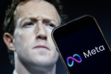 Cette illustration photographique, créée le 7 janvier 2025 à Washington, D.C., montre une image de Mark Zuckerberg, PDG de Meta, et une image du logo de Meta.