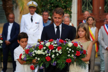 Emmanuel Macron dépose une gerbe lors d'une cérémonie commémorant le 82e anniversaire du débarquement en Provence, à Bormes-les-Mimosas, le 17 août 2026.