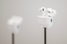 Les AirPods Pro d'Apple devraient être équipés d'un système de caméras permettant l'utilisation de Visual Intelligence sur les iPhone compatibles.