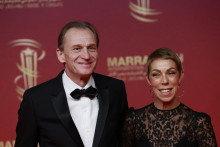 Nicolas Altmayer, producteur de films comme "OSS 117" et "Brice de Nice", accompagné de sa conjointe Mathilde Favier, directrice des relations publiques de Dior, à Marrakech le 29 novembre 2025.