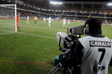 Un caméraman filme le match Sochaux-Rennes au stade Bonal, le 1er mars 2008.