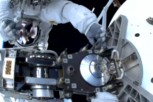 Les astronautes Sophie Adenot et Anil Menon lors de leur sortie de l'ISS le 18 août 2026.