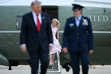 Natalie Harp, assistante du président Donald Trump, le 27 juillet 2026 avant de monter à bord d'Air Force One dans le sillage du chef d'état américain.