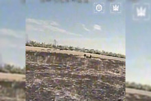 Une capture d'écran d'une vidéo enregistrée par un drone ukrainien des Magyar Birds pourchassant deux soldats russes.