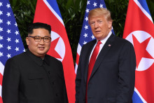 Donald Trump rencontre le dirigeant nord-coréen Kim Jong Un à l'hôtel Capella sur l'île de Sentosa à Singapour, le 12 juin 2018.