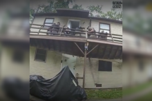 Une vidéo publiée par le service des US Marshals montrant l'effondrement d'un balcon pendant une intervention des policiers en juillet 2026.