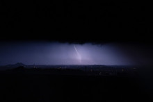 Cette photographie montre une vue du département du Pas-de-Calais au moment où la foudre frappe lors d'un orage à Souchez, dans le nord de la France, le 25 juin 2025.