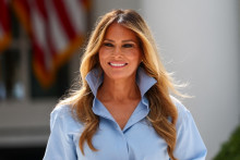 La Première dame Melania Trump assiste à un événement dans la roseraie de la Maison Blanche le 20 août 2026 à Washington, D.C.