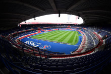 Le Parc des Princes devait initialement accueillir la première journée de Ligue 1, avec le match PSG-Rennes, avant que l'affiche de la rencontre ne soit inversée à cause de l'état de la pelouse du stade parisien.