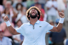 Le Français Arthur Fils célèbre sa victoire contre l'Américain Francis Tiafoe lors de la finale messieurs du douzième jour de l'Open de Cincinnati, au Lindner Family Tennis Center, le 23 août 2026 à Mason, Ohio.