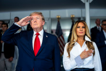 Donald et Melania Trump avant la course automobile organisée le 23 août 2026 dans les rues de Washington.
