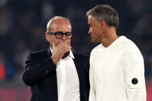 Le conseiller sportif du PSG Luis Campos et l'entraîneur Luis Enrique, le 22 août 2025 au Parc des Princes avant une rencontre de Ligue 1 contre Angers.