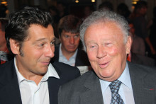 Laurent Gerra et Philippe Bouvard réunis en 2010, l'imitateur a été un partenaire de jeu fidèle de l'animateur des "Grosses Têtes".