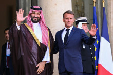 Le prince héritier Mohammed ben Salmane et Emmanuel Macron sur le perron de l'Élysée le 24 août 2026