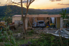 Cette photographie, prise le 24 août 2026, montre des maisons endommagées après le passage d'une tornade à Pomas, dans le sud-ouest de la France. Une tornade a frappé le département de l'Aude le 24 août 2026.