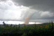 Cette capture vidéo, prise à Villefloure, montre une tornade frappant Pomas, dans le sud-ouest de la France, le 24 août 2026.