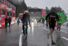 La troisième étape de la Vuelta a été annulée à 16km de la ligne d'arrivée à cause d'un orage de grêle.