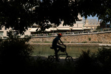 Un cycliste à Paris (illustration)