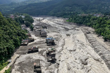 000_C6J879FDes maisons partiellement submergées dans des eaux boueuses, à la suite de crues soudaines survenues dans le district de Nuwakot au Népal, le 26 août 2026.