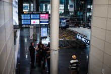Des policiers à l'aéroport Roissy-Charles de Gaulle avant les JO 2024