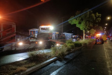 La police enquête sur les lieux où un homme a foncé en voiture sur un groupe de personnes à Caen, dans le nord-ouest de la France, le 26 août 2026, tuant une personne et en blessant dix autres.