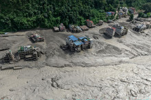 Des logements submergés par la boue à Trishuli Bazar le 26 août 2026 au Népal.