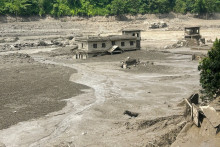 Une maison est partiellement submergée par les eaux boueuses après les crues soudaines survenues à Trishuli Bazar, dans le district de Nuwakot au Népal, le 26 août 2026.