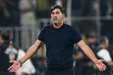 Paulo Fonseca sur le banc de l'OL lors de la défaite en barrage retour de Ligue des champions contre Fenerbahçe, le 26 août 2026 au Groupama Stadium.