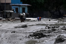 Des résidents de Devighat dans le district Nuwakot au Népal le 27 août 2026.