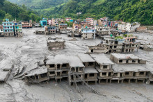 Des logements dévastés à Trishuli par les inondations au Népal le 27 août 2026.