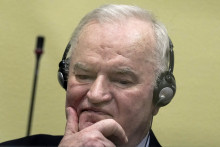 L'ancien chef militaire serbe de Bosnie, Ratko Mladic lors de la lecture du verdict définitif en appel concernant sa condamnation pour génocide dans le cadre du massacre de Srebrenica de 1995, le 8 juin 2021 à La Haye.