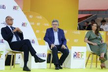 Édouard Philippe, Jean-Luc Mélenchon et Marine Tondelier lors du premier grand débat du 27 août 2026.