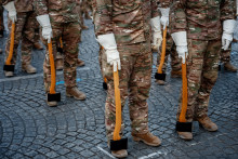 Les Pionniers de la Légion étrangère se préparent à défiler lors d'une répétition du défilé militaire annuel du 14 juillet sur les Champs-Élysées, à Paris, le 8 juillet 2026.