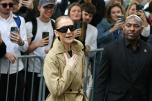 La chanteuse Céline Dion, émue par l'accueil de ses fans devant l'hôtel Royal Monceau, à Paris, le 28 août 2026.