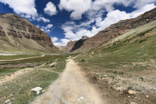Un sentier de randonnée vers le mont Kailash, lieu sacré de pèlerinage au Tibet.