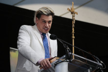 Le polémiste d'extrême-droite Milo Yiannopoulos anime le rassemblement « Bishops Enough Is Enough » au MECU Pavilion, le 16 novembre 2021, à Baltimore, dans le Maryland.