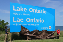 Doug Ford, premier ministre de l’Ontario, à droite, et le député provincial de Niagara-Ouest, Sam Oosterhoff, lors du dévoilement du panneau en bordure du lac Ontario.
