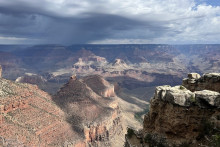 Cette photo, diffusée par le Service des parcs nationaux, montre un système orageux traversant la rive nord du parc national du Grand Canyon, le 29 août 2026.