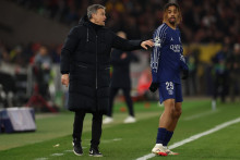 Luis Enrique donne des consignes à Bradley Barcola lors de la rencontre de Ligue des champions du PSG à Stuttgart, le 29 janvier 2025.