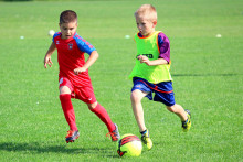 Des enfants qui jouent au football. (Illustration)