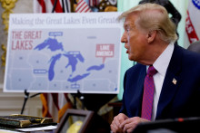 Une carte désignant le lac Ontario comme "Lac Amérique" est affichée tandis que le président américain Donald Trump s’exprime après avoir signé un décret présidentiel, le 27 août 2026.