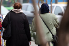 Deux femmes en Iran, dont l'une portant le voile dans la rue.