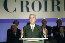 Edouard Balladur prononce un discours lors d'un meeting, le 12 avril 1995 à Angers, dans le cadre de la campagne électorale.